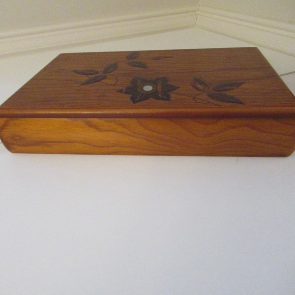 Hand Carved Wood Keepsake, Jewelry box with lid - Picture 10 of 10